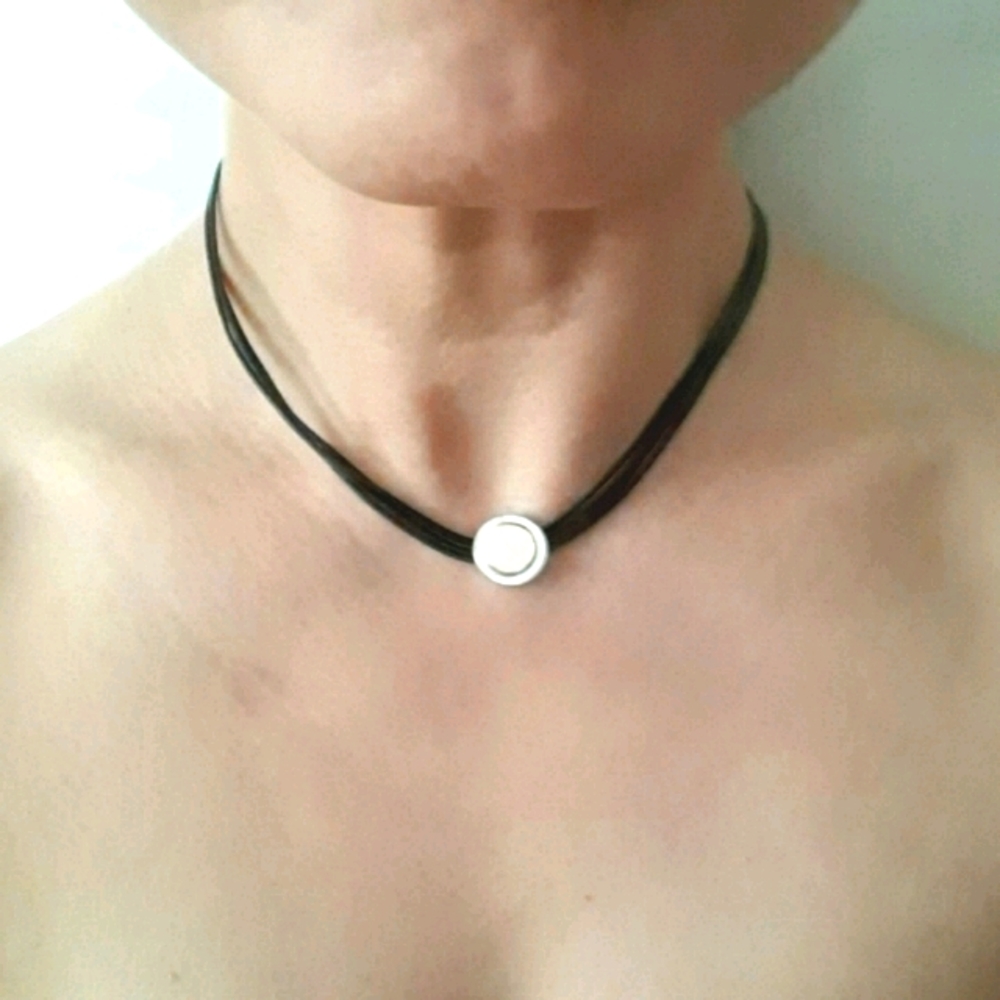 SIMPLE  FAUX LEATHER BAND NECKLACE
